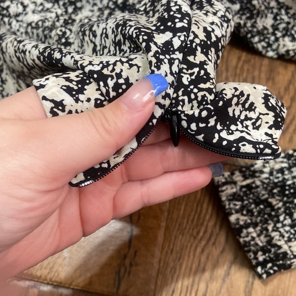 Allison New York Button Down Crop Top - Picture 5 of 6